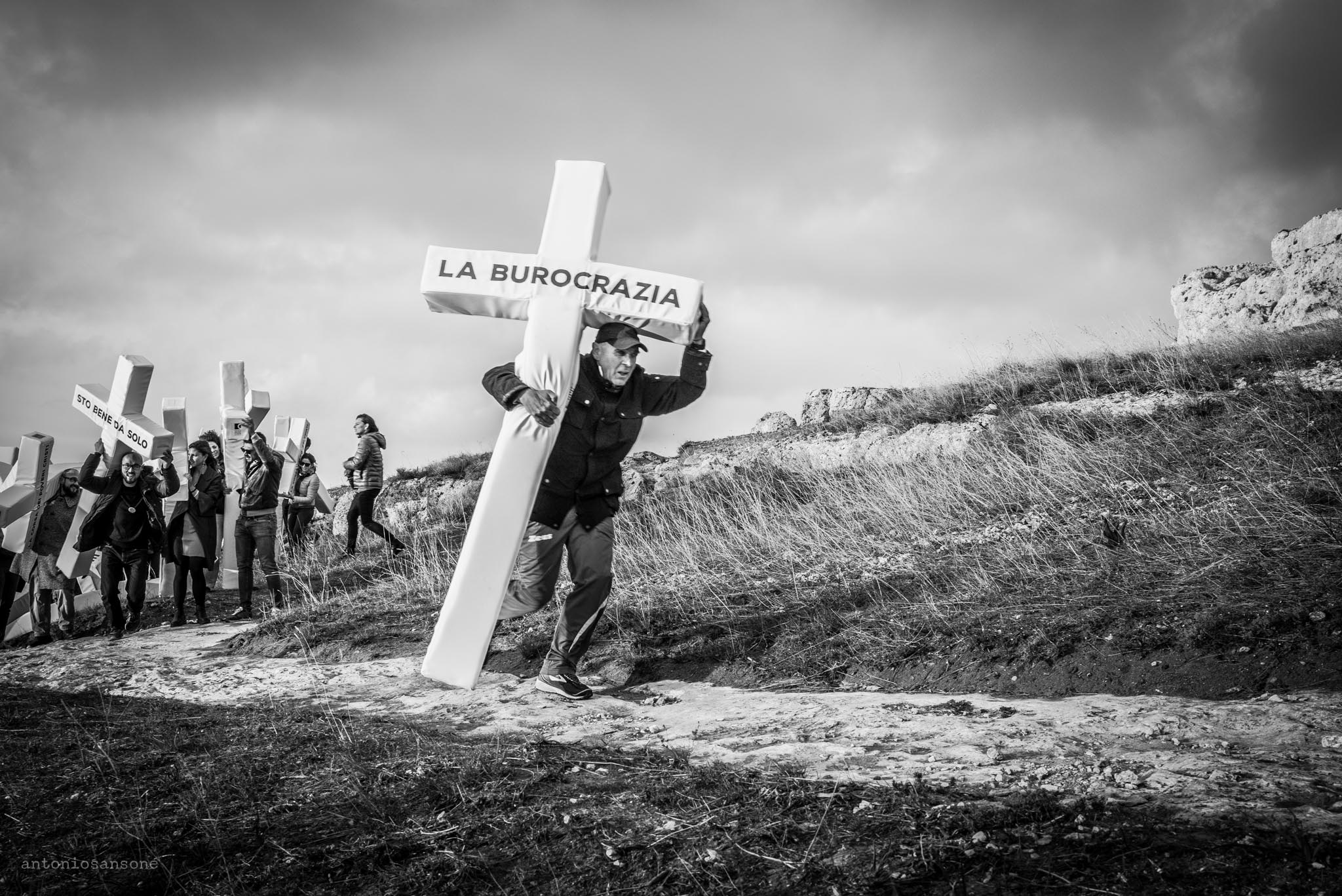 La burocrazia - La corsa dei poveri cristi